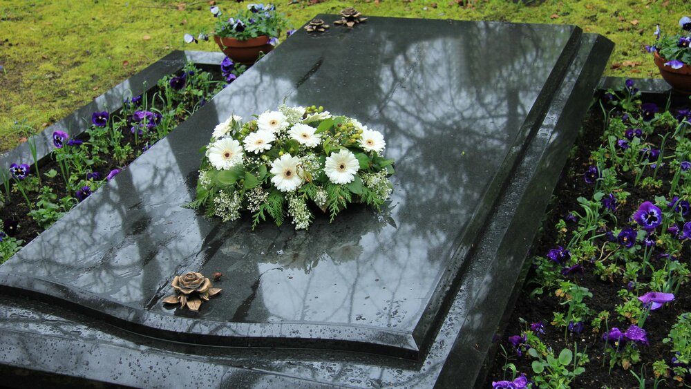 Ways To Personalize Your Loved One's Gravesite